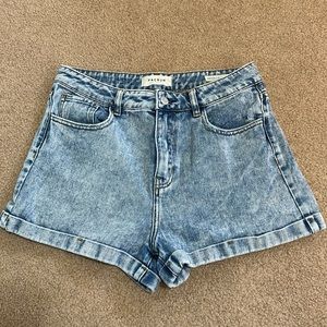 Size 28 Pacsun light wash Mom Jean Short.